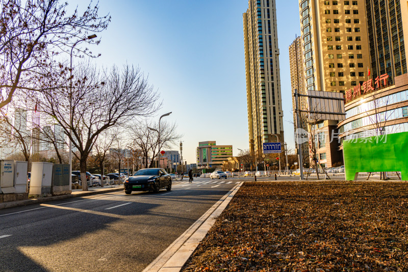 沈阳北站建筑群城市街道车辆穿行的繁忙景象