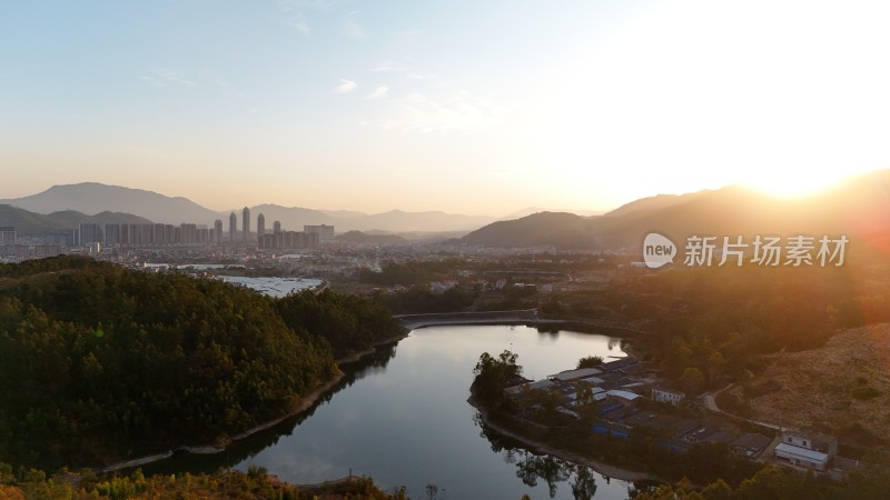 日落时分依山傍水的城市景观