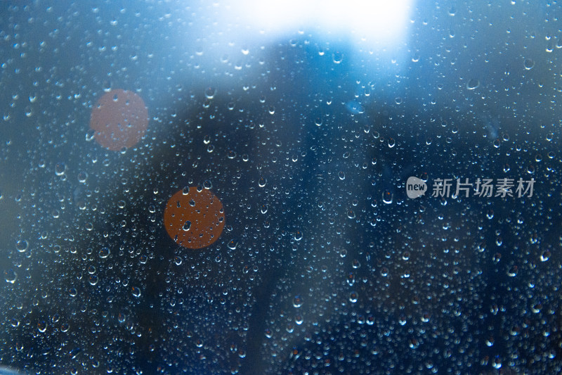 夜晚玻璃上的雨珠