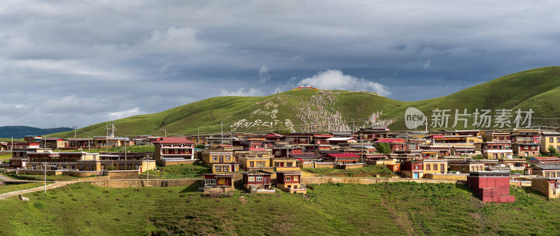 川西塔公草原风光蓝天白云自驾旅行