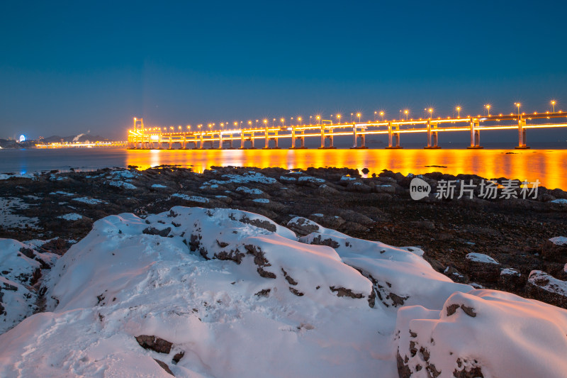 雪后的黑石礁公园跨海大桥亮灯夜景