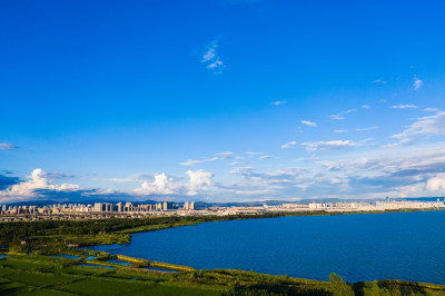 蓝天白云下的城市湖景