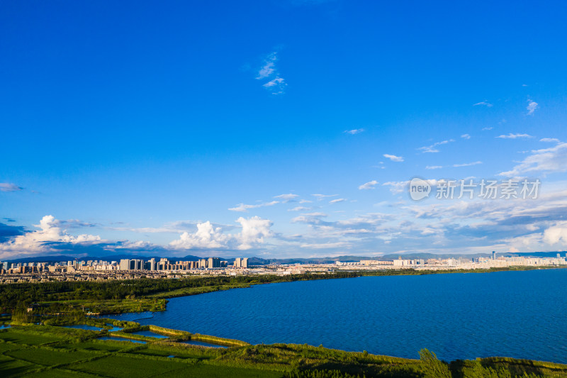 蓝天白云下的城市湖景