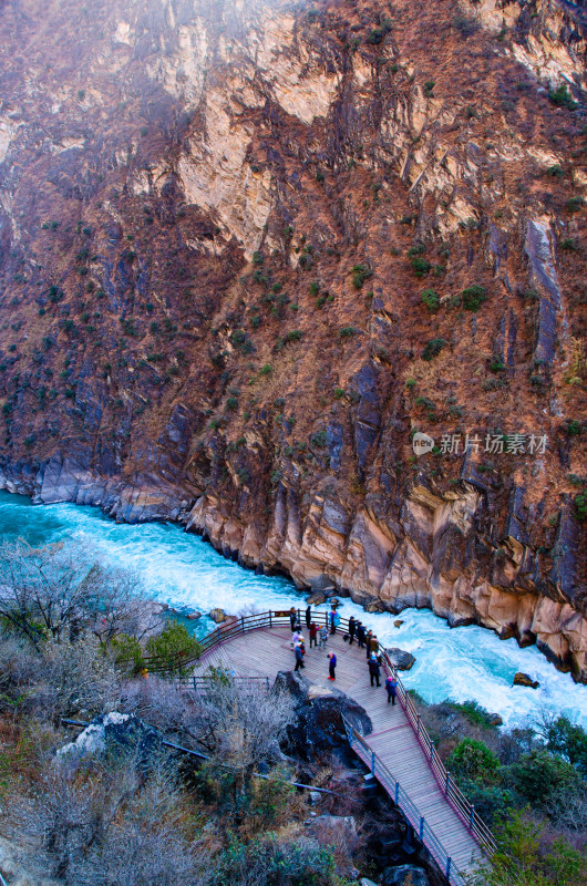 云南香格里拉虎跳峡景区峡谷河流自然风光