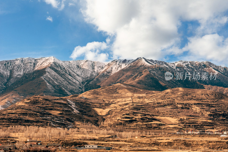 川西九寨沟冬季雪山碧蓝海子唯美