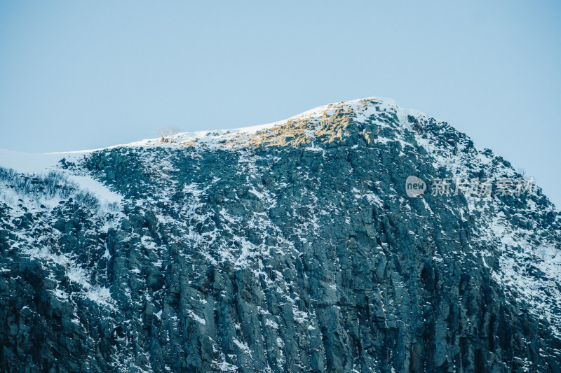 白雪皑皑的长白山在晴朗的天空下