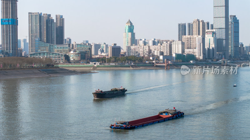 城市江面上的货船与沿岸高楼景观