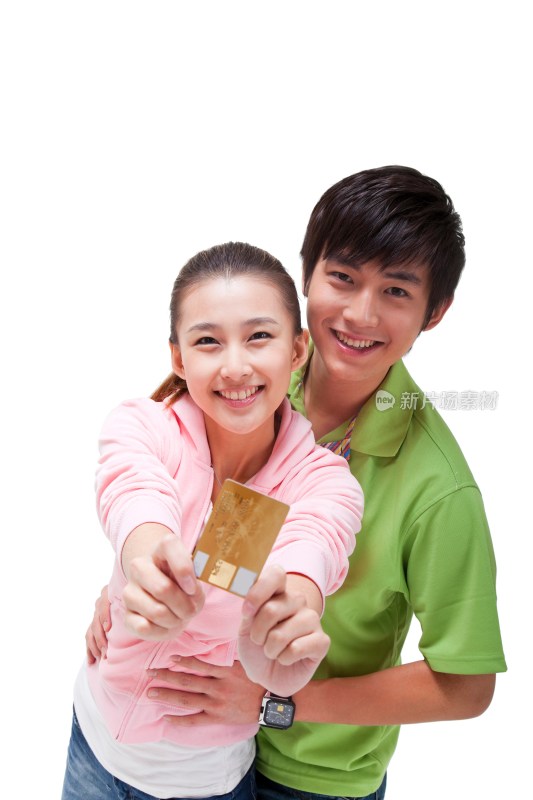 快乐的年轻情侣拿着银行卡