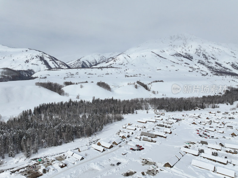 中国新疆阿勒泰禾木冬季雪景白雪覆盖的禾木