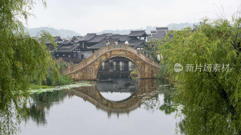 四川省宜宾市旅游度假区李庄古镇的小雨天