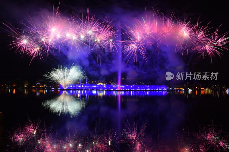 长沙浏阳烟花湖面夜景烟花绽放倒影