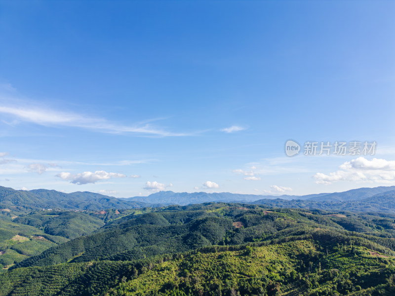 航拍蓝天白云下广阔无垠绿意盎然的山地景观