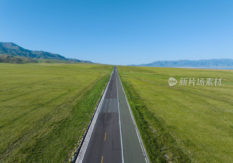 航拍夏天赛里木湖景区的公路