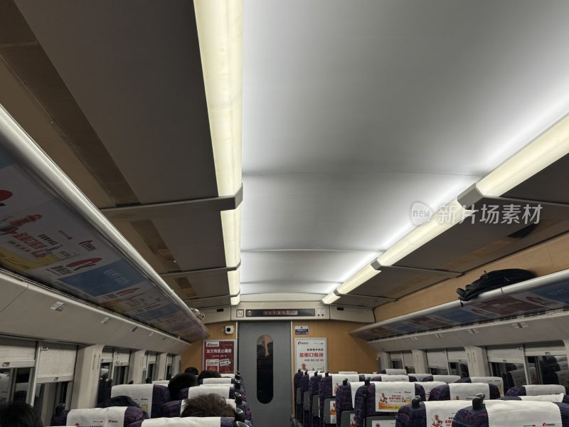 高铁车厢内部场景