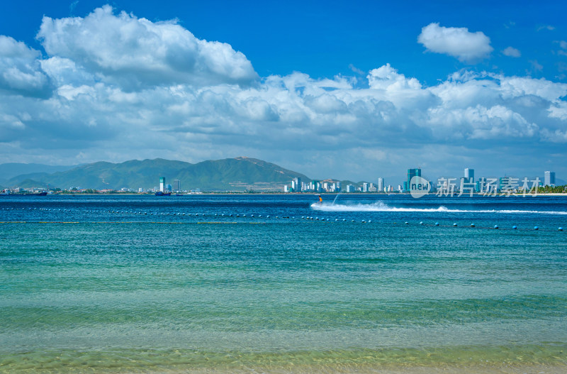 越南芽庄珍珠岛看城市滨海建筑与海景风光