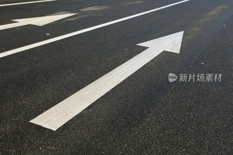 公路地面以及上面的标线