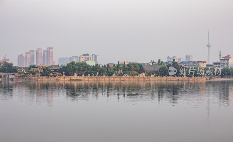 清晨的开封包公湖建筑倒影景观