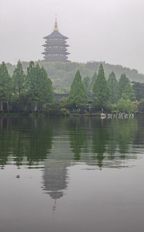 杭州西湖长桥公园雷峰塔雾色景观