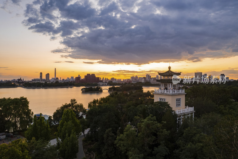 天津天塔湖水上公园景区城市日落晚霞风光