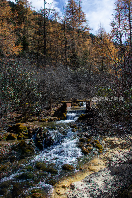 四川阿坝黄龙景区山间钙华地形瀑布流水