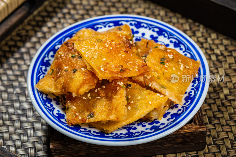 中式美食青花瓷碟子里的千层饼