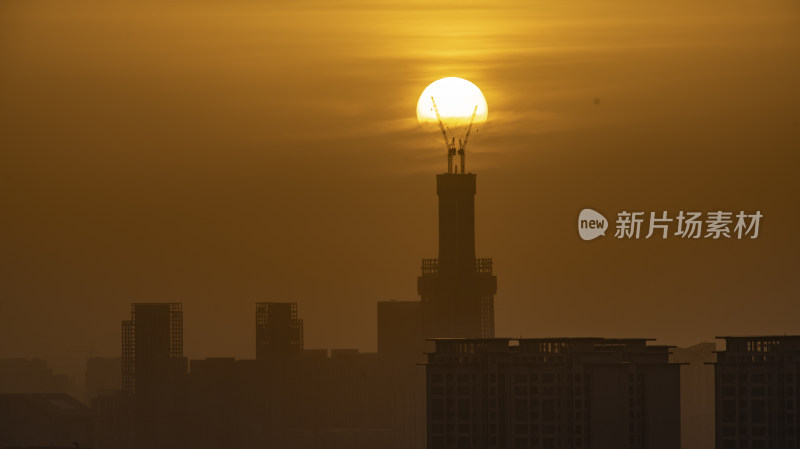 夕阳下城市高楼与太阳轨迹