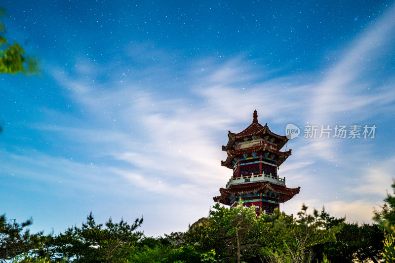 夏季浩瀚的夜空天蝎座和银河悬挂于亭台之上