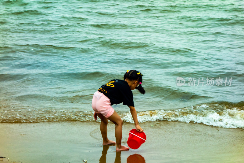 小女孩在南戴河海滨浴场游玩