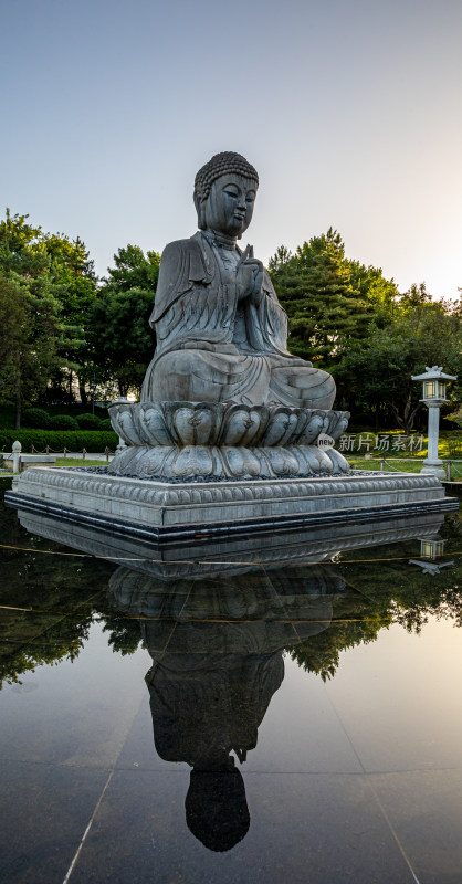 西安大雁塔大慈恩寺遗址公园释迦牟尼像景观