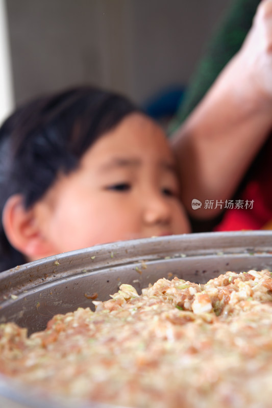 饺子肉馅和后面的小女孩