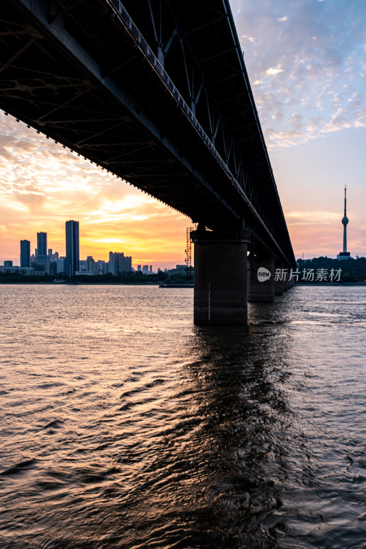 黄昏夕阳晚霞中的武汉长江大桥黄鹤楼景观