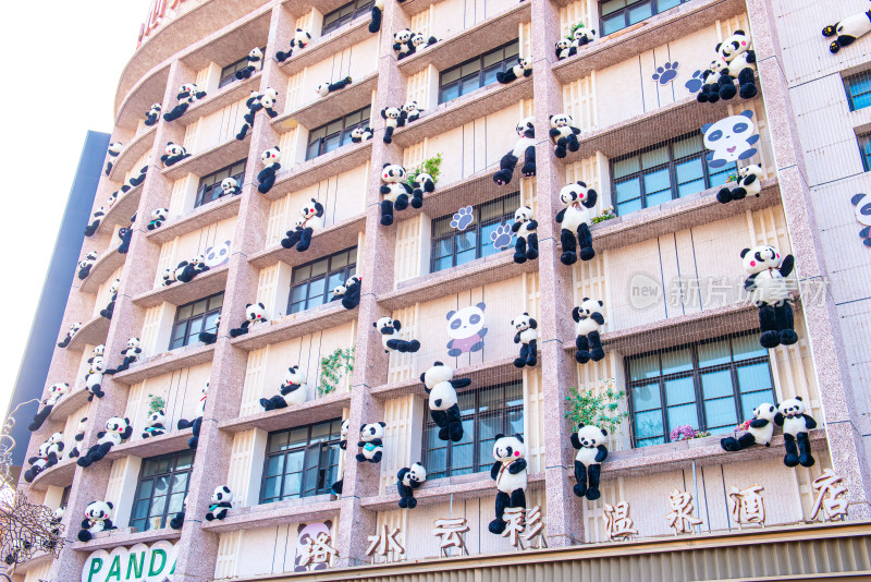 烟台朝阳街街头建筑与雕塑景观