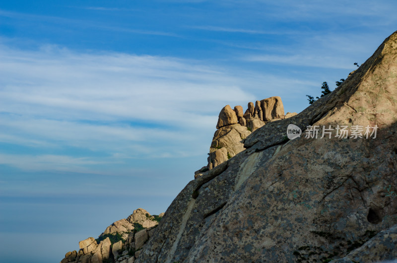 青岛崂山仰口晴天的山峰