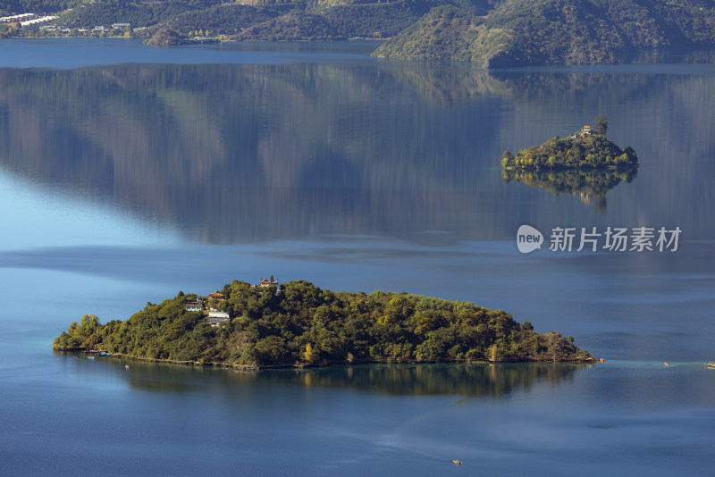 泸沽湖航拍湖心小岛与远山