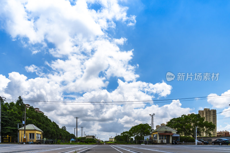 蓝天白云下的道路与建筑景观