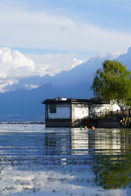 水边建筑与水中人物风景