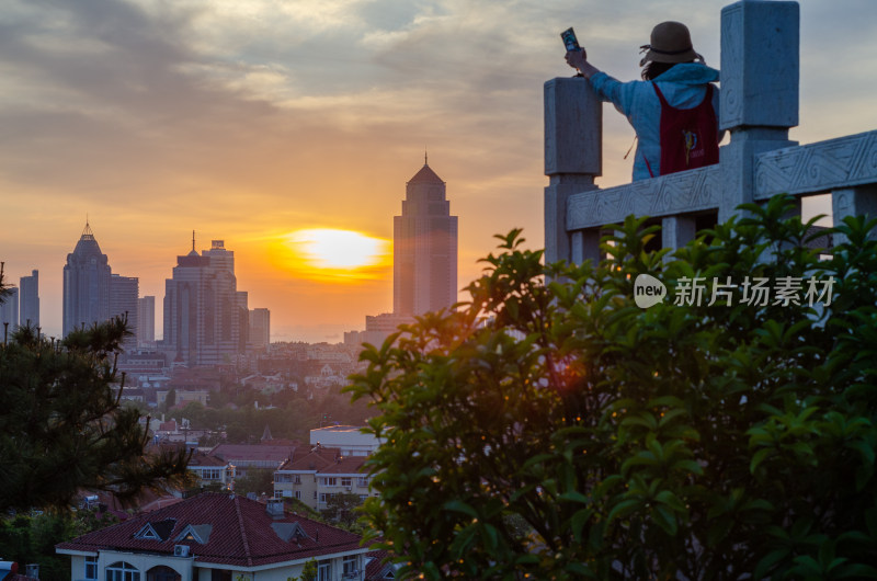 在青岛小鱼山上看城市夕阳