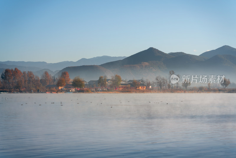 泸沽湖冬天唯美晨雾冬景