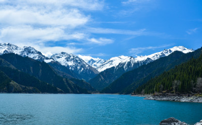 新疆昌吉天山天池旅游景区湖泊雪山风光