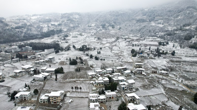 寒潮冬天下雪的大峡谷田野