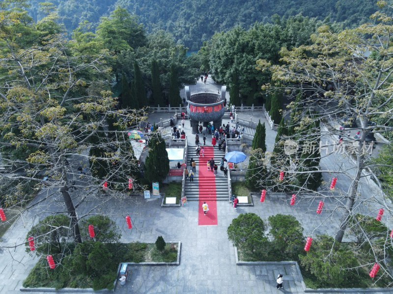 肇庆鼎湖山大鼎游客景象航拍