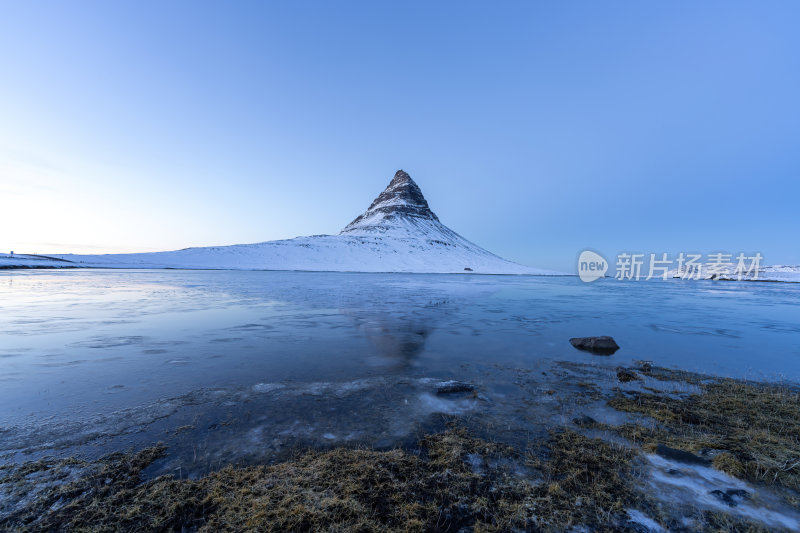 冰岛斯奈山半岛草帽山日落蓝调雪山湖泊倒影