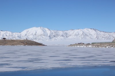 雪地河畔人群休闲场景