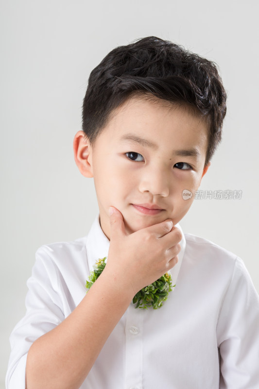 白色背景下可爱的中国小男孩肖像