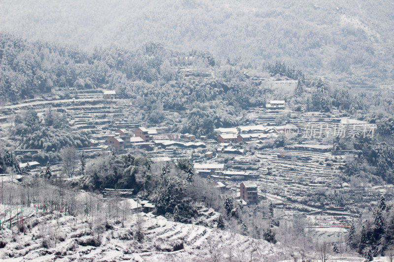 雪后的云和梯田风景