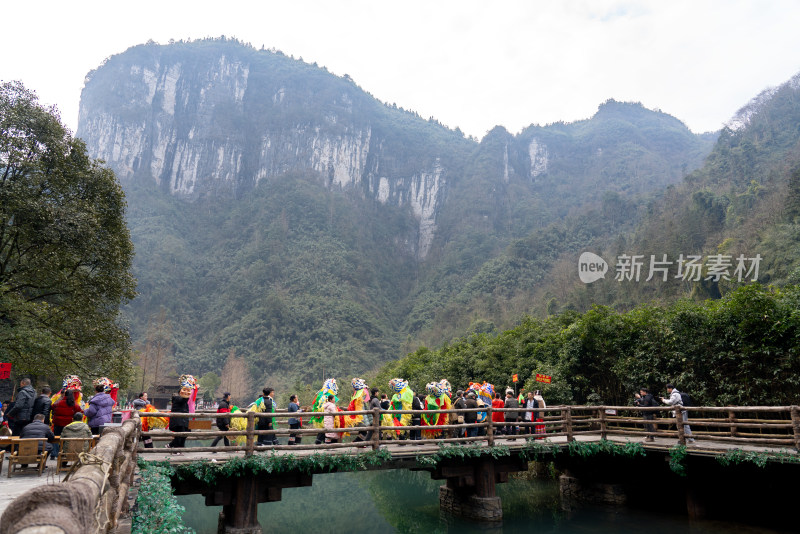 湖南湘西吉首市德夯苗寨春节新年舞狮航拍