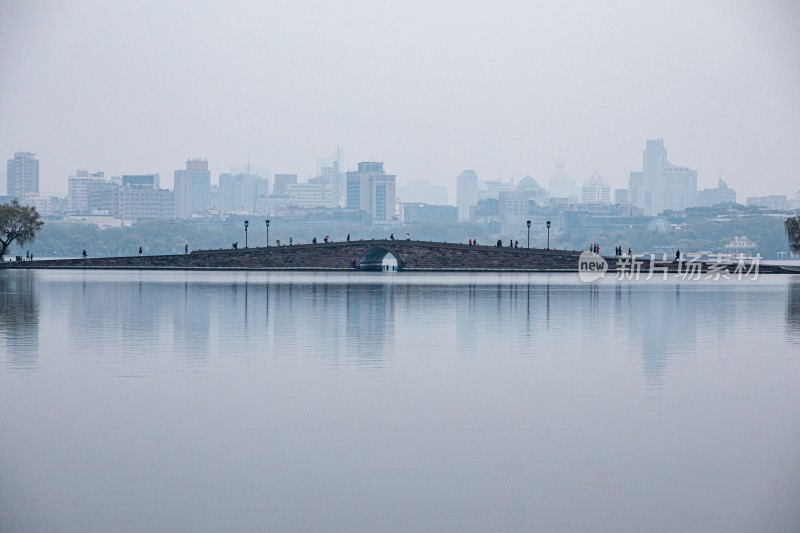 湖上石桥与远处城市景观