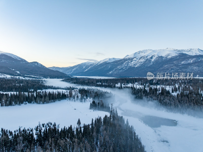 新疆阿勒泰喀纳斯雪景神仙湾晨雾雪山森林