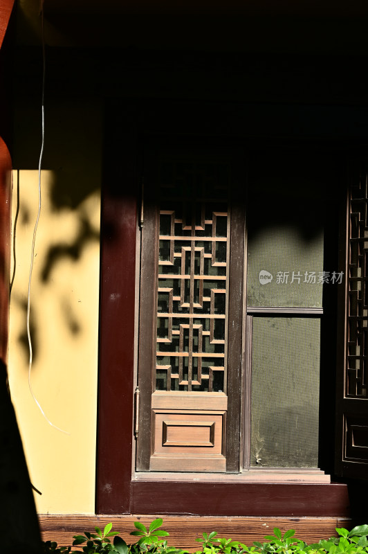 深圳般若禅寺光影下的古建筑木窗细节