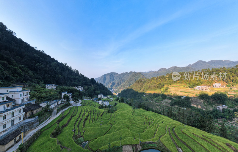 山间梯田村庄美景